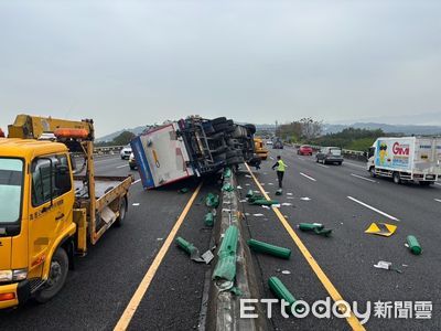 國3南投竹山段「大貨車爆胎」！翻覆至對向車道　駕駛受傷送醫