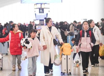 陸「反向春運」成新趨勢　父母出農村走向大城市與子女過年