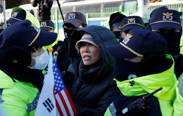 ▲▼尹錫悅的支持者聚集在官邸外抗議，更一度與警方發生推擠衝突。（圖／路透）