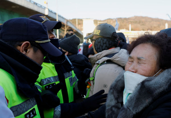 ▲▼尹錫悅的支持者聚集在官邸外抗議，更一度與警方發生推擠衝突。（圖／路透）