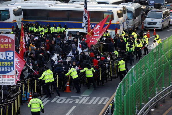 ▲▼尹錫悅的支持者聚集在官邸外抗議，更一度與警方發生推擠衝突。（圖／路透）