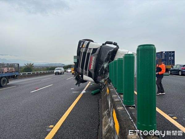 ▲▼國道3號南投竹山段，大貨車爆胎翻覆。（圖／記者高堂堯翻攝）