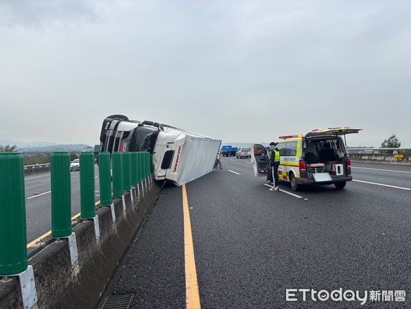 ▲▼國道3號南投竹山段，大貨車爆胎翻覆。（圖／記者高堂堯翻攝）