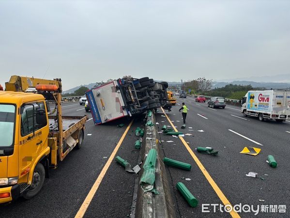 ▲▼國道3號南投竹山段，大貨車爆胎翻覆。（圖／記者高堂堯翻攝）