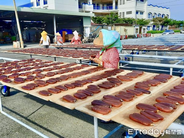 ▲隨著農曆新年即將來臨，台南濱海成為採購年貨及旅遊的熱門目的地，還有機會看到曬烏魚子、土魠魚片、一夜干或火燒蝦的壯觀景象。（圖／記者林東良翻攝，下同）