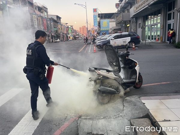 ▲柯姓騎士機車冒煙幸遇巡警提滅火器協助，迅速撲滅。（圖／龜山警分局提供、下同）