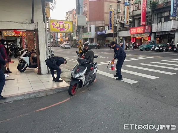 ▲柯姓騎士機車冒煙幸遇巡警提滅火器協助，迅速撲滅。（圖／龜山警分局提供、下同）