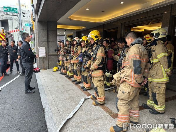 ▲台南市消防局第七大隊15日在富華大飯店舉行了一場火災應變搶救演練，以期提升消防人員在飯店火場的救災能力。（圖／記者林東良翻攝，下同）