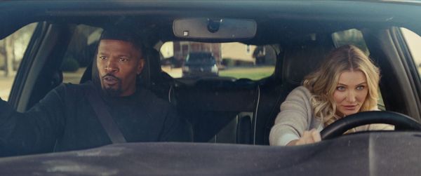 卡麥蓉狄亞（右）與傑米福克斯（左）飾演回歸平凡生活的臥底特務，專心帶小孩，現在決定重出大戰一場。（Netflix提供）