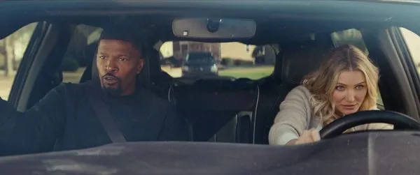 卡麥蓉狄亞（右）與傑米福克斯（左）飾演回歸平凡生活的臥底特務，專心帶小孩，現在決定重出大戰一場。（Netflix提供）