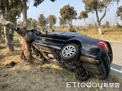 金門26歲BMW男自撞路樹！吐「開車恍神」釀禍　全身多處受傷