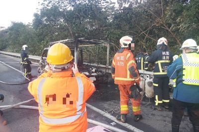 國3南下大溪段小貨車突冒火...燒剩鐵架畫面曝　2人受傷送醫