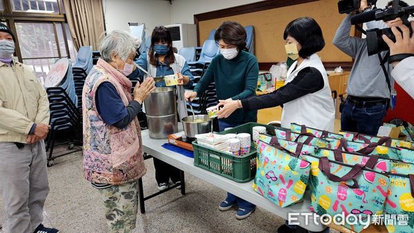 ▲台東縣政府為弱勢民眾親送熱食 。（圖／記者楊漢聲翻攝）