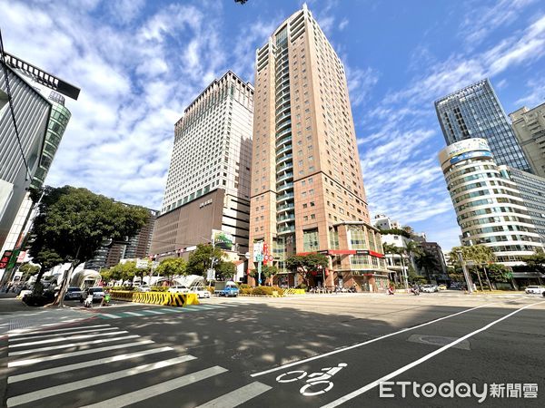 ▲台中金典綠園道3樓的「第六市場」攤商。（圖／記者彭懷玉攝）