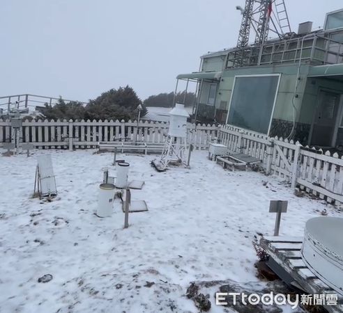 ▲▼玉山下雪。（圖／氣象署提供）