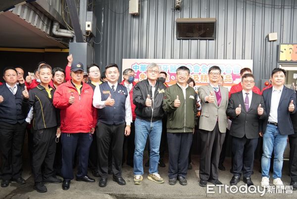 ▲免費口腔檢查和刷牙教學活動上，右三為55688集團董事長林村田，右四為牙醫師全聯會理事長江錫仁，右一為台北市汽車職業駕駛工會理事長鄭力嘉。（圖／大車隊提供）