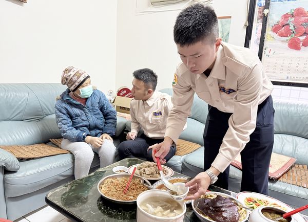 ▲桃園市民政局自去年推出替代役公益大使計畫，由替代役男送愛心年菜陪伴獨居老人用餐。（圖／市府民政局提供）