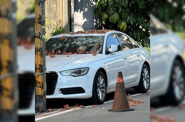 路邊停車遭磚瓦砸中。（圖／翻攝自Facebook／爆廢公社）