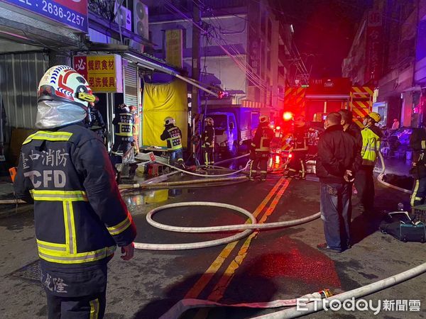 ▲▼台中沙鹿雜貨店午夜大火，2層鐵皮屋全燒光。（圖／民眾提供，下同）