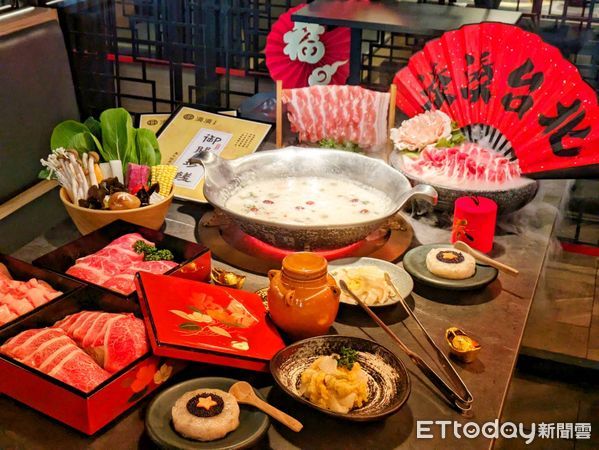 ▲湊湊火鍋．茶憩新增「東北酸菜白肉鍋」湯底。（圖／記者黃士原攝）