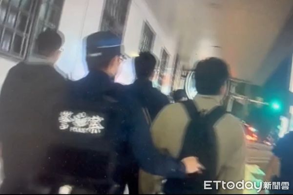 ▲▼6名印尼籍男子在北車外大打出手，過程全被路人拍下。（圖／記者邱中岳翻攝）