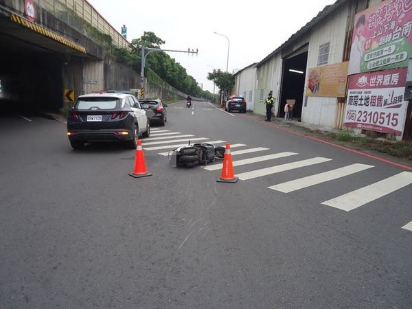 ▲台南市永康區高速二街有1部機車欲左轉時，被後方直行而來的1部小客車直接撞上，機車騎士人車倒地。（圖／翻攝自WoWtchout - 地圖型行車影像分享平台）