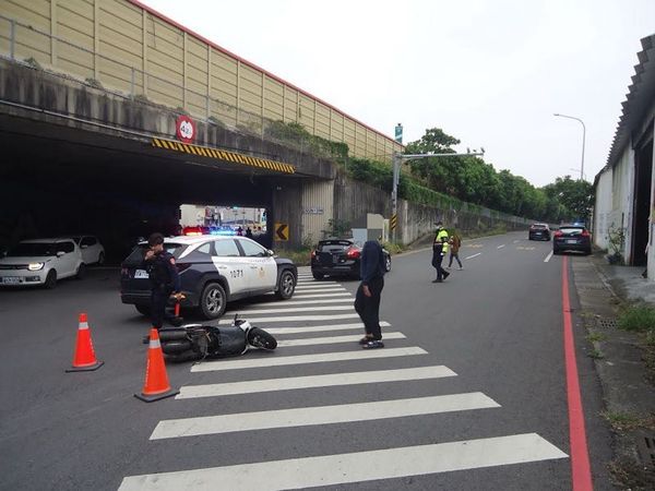 ▲台南市永康區高速二街有1部機車欲左轉時，被後方直行而來的1部小客車直接撞上，機車騎士人車倒地。（圖／翻攝自WoWtchout - 地圖型行車影像分享平台）