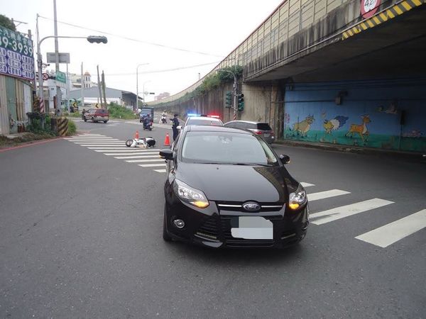 ▲台南市永康區高速二街有1部機車欲左轉時，被後方直行而來的1部小客車直接撞上，機車騎士人車倒地。（圖／翻攝自WoWtchout - 地圖型行車影像分享平台）