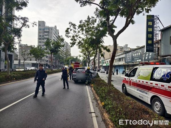 ▲▼高雄轎車猛撞人行道路樹！車頭變形。（圖／記者吳世龍翻攝）