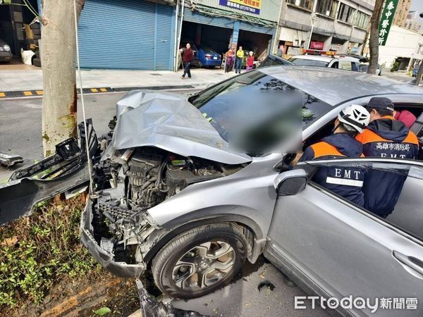 ▲▼高雄轎車猛撞人行道路樹！車頭變形。（圖／記者吳世龍翻攝）