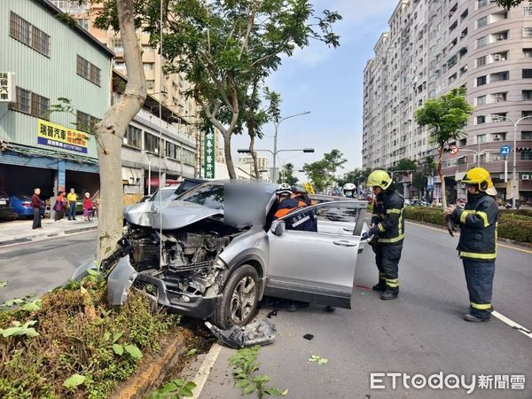 ▲▼高雄轎車猛撞人行道路樹！車頭變形。（圖／記者吳世龍翻攝）