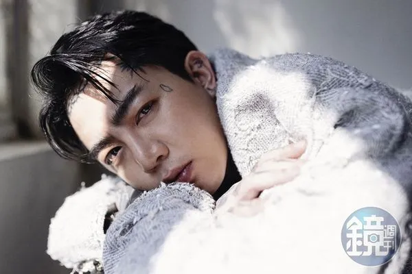 剛推出新專輯有父愛光輝，謝和弦說，以前聽他歌的人現在很多也有了小孩，可以理解他的心境，「我覺得我們是一起成長的。」