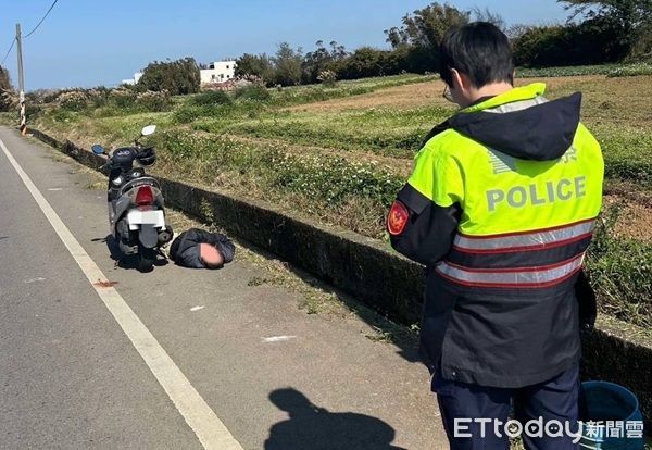 ▲張姓男子因機車故障，竟買醉倒臥水溝旁引來警方關切。（圖／大園警分局提供）