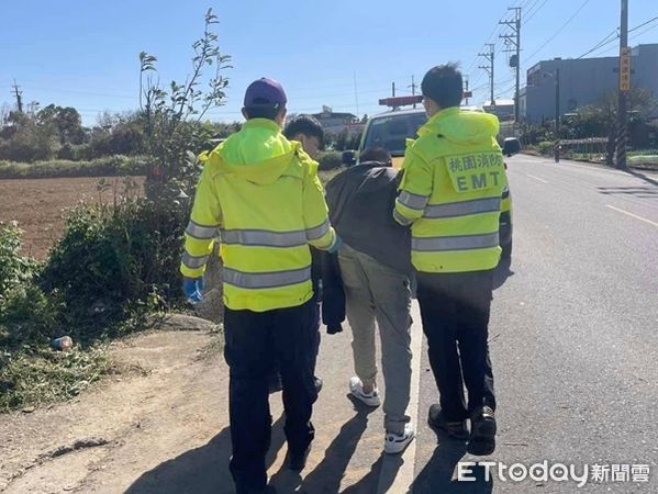 ▲▼經警方和救人員喚醒後追查出真相，將他扶起送醫。（圖／大園月警分局提供）