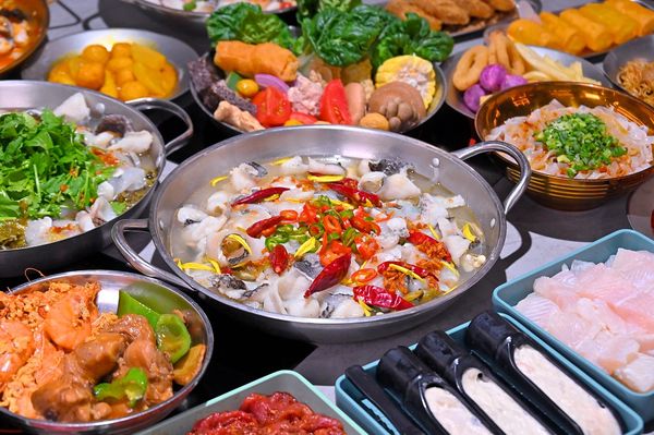 ▲▼春囍酸菜魚吃到飽。（圖／部落客橘子狗愛吃糖授權提供）