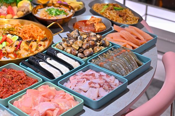 ▲▼春囍酸菜魚吃到飽。（圖／部落客橘子狗愛吃糖授權提供）