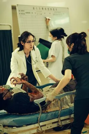 ▲《The Outlaw Doctor 化外之醫》開播日公開。（圖／公視、中華電信、瀚草文創提供）