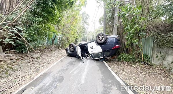 ▲桃園市平鎮警分局員警追捕竊盜車輛時遭衝撞導致巡邏車翻覆。（圖／記者沈繼昌翻攝）