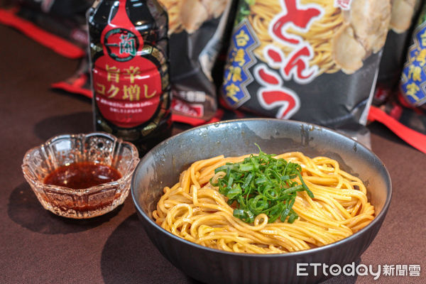 ▲一蘭豚骨拌拉麵與一蘭香辣濃味醬。（圖／記者黃士原攝）