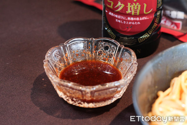 ▲一蘭豚骨拌拉麵與一蘭香辣濃味醬。（圖／記者黃士原攝）