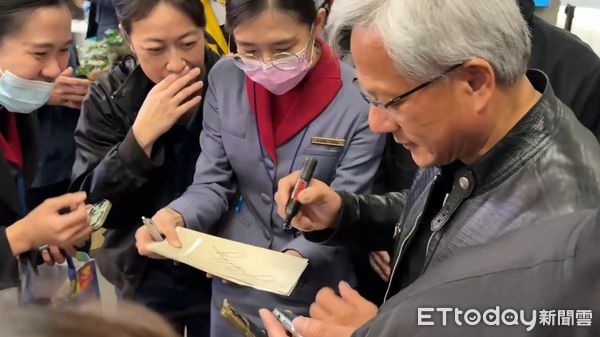 ▲黃仁勳抵台，在機場替熱情粉絲簽名、合照。（圖／民眾提供，下同）