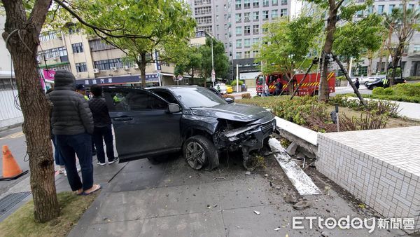 ▲台北市內湖區嚴重車禍釀4傷。（圖／記者黃彥傑攝，下同）