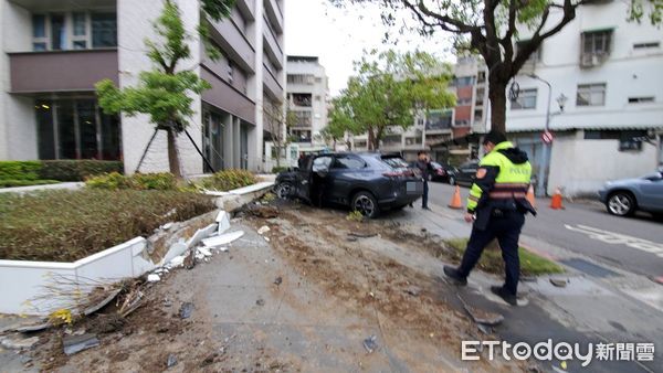 ▲台北市內湖區嚴重車禍釀4傷。（圖／記者黃彥傑攝，下同）