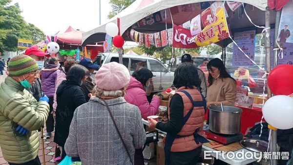 ▲勞動部勞動力發展署雲嘉南分署台南就業中心16日起連續5天在「市立棒球場旁的台南眷村年貨大街」，舉辦「工作補年貨、薪情大滿足」春節前就業徵才暨市集活動。（圖／記者林東良翻攝，下同）