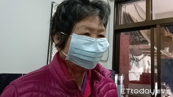 ▲▼彰化鹹粥嬤見到海基會、陸委會人員，當場下跪懇求救孫。（圖／記者唐詠絮攝）