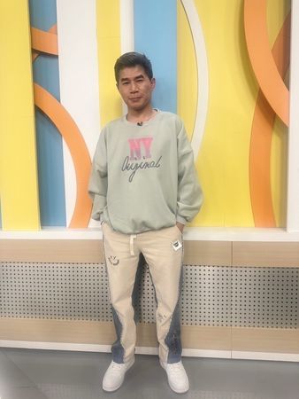 ▲叫賣哥展示如何透過叫賣讓客人掏出更多錢購買。（圖／和展影視）