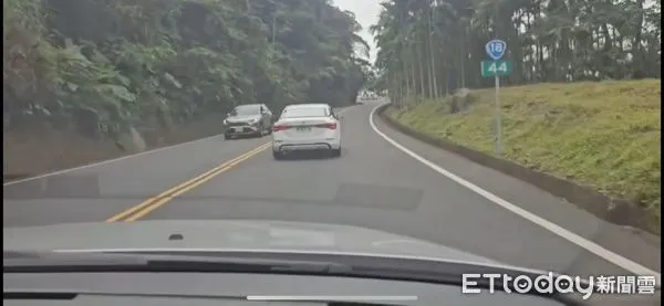 ▲▼    民車跨越雙黃線行駛及行車速度緩慢遭網路舉報  。（圖／中埔分局提供）