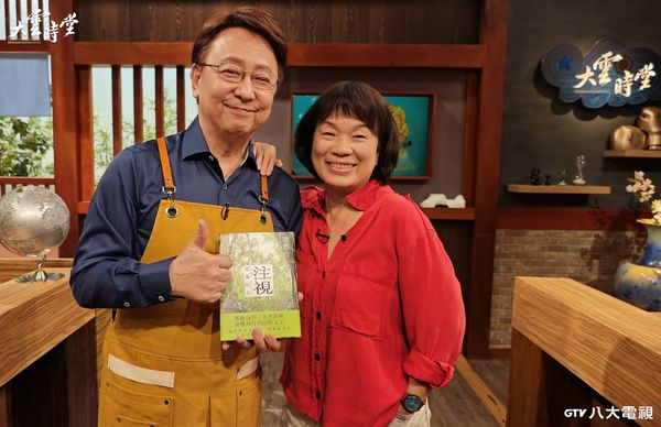 ▲《大雲時堂》主持人李四端(左)和節目來賓龍應台。（圖／八大提供）