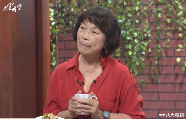 ▲《大雲時堂》主持人李四端(左)和節目來賓龍應台。（圖／八大提供）