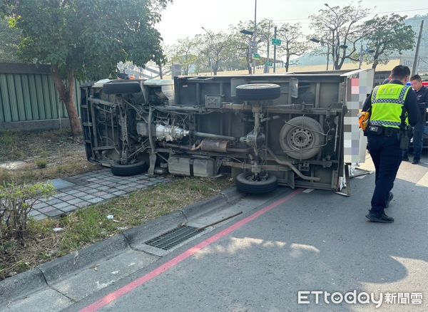 ▲小貨車翻車。（圖／記者吳世龍翻攝）